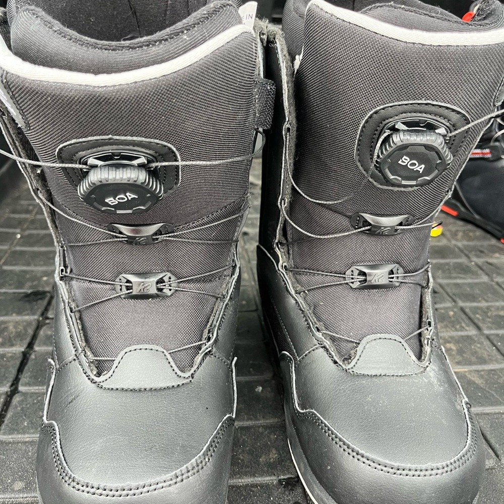 Snowboarding boots
